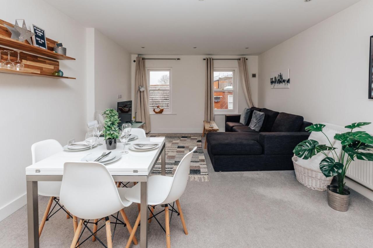 Central Modern Flat For 4-6 & Dedicated Parking Henley-on-Thames Exterior photo