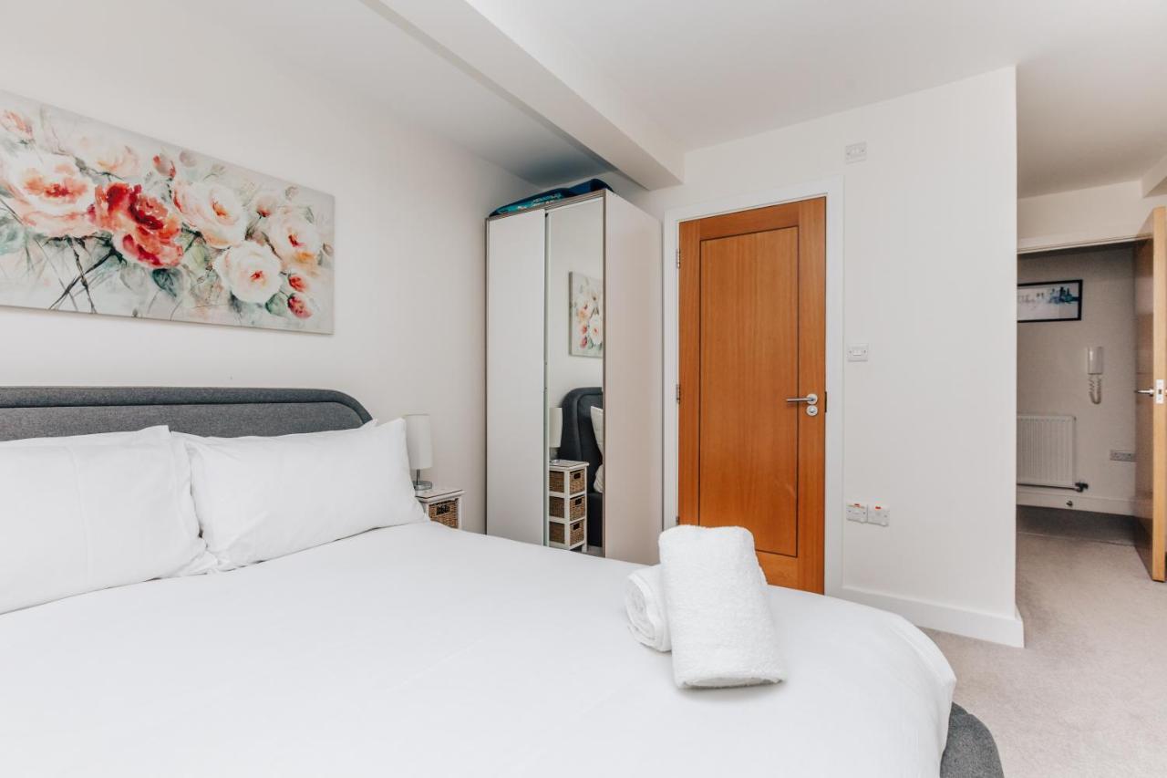 Central Modern Flat For 4-6 & Dedicated Parking Henley-on-Thames Exterior photo