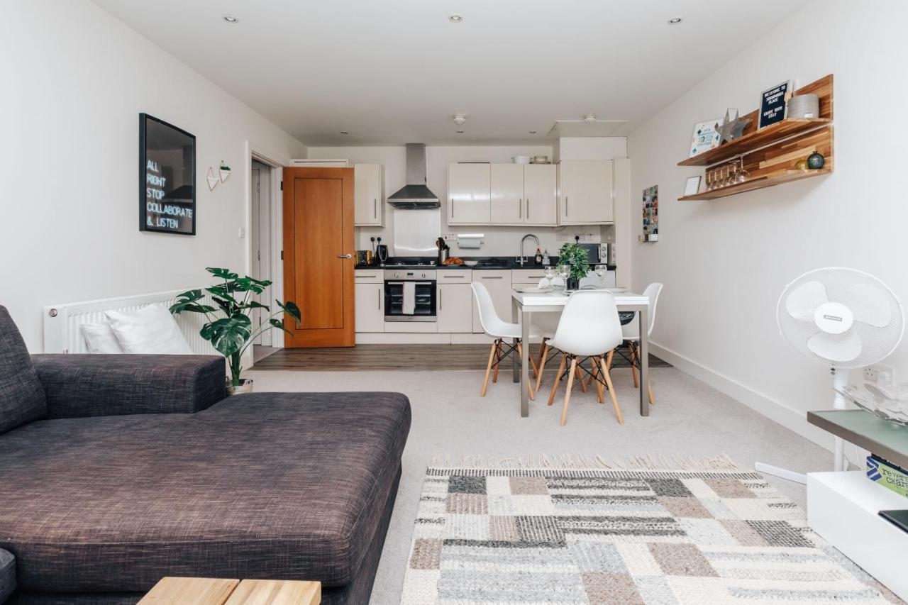 Central Modern Flat For 4-6 & Dedicated Parking Henley-on-Thames Exterior photo