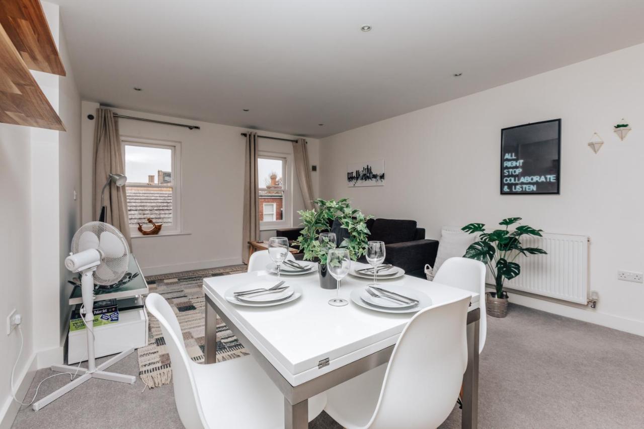 Central Modern Flat For 4-6 & Dedicated Parking Henley-on-Thames Exterior photo